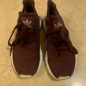 Sneakers från ADIDAS. - Väldigt sköna träningsskor från Adidas. Väldigt sparsamt använda. De väger nästan ingenting så dem är tacksamma att packa ner i träningsväskan. 