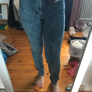 Hm jeans - Jeans från hm i storlek 27. Endast använda 2 gånger så helt i nyskick. Frakt tillkommer (borde landa på runt 60kr)