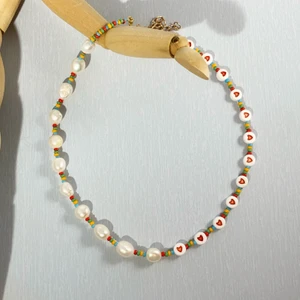 Pärlhalsband  - Gjort av glaspärlor och sötvattenspärlor, mått: 38cm + 4cm förlängning ❤️✨