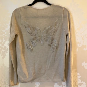 Zadig & Voltaire tröja strlk S - Jättefin beige tröja från Zadig & Voltaire! Nypris ca 2000kr. Frakt tillkommer. (Finns en pytteliten lagning längst ner på tröjan men den syns inte eftersom att tröjans nedre kant är lite upprullad)
