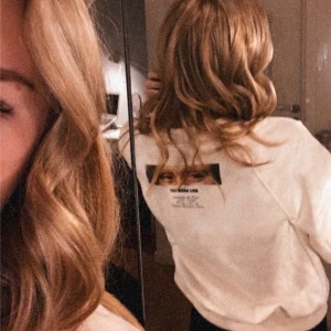 Tröja men tryck - En fett snygg tröja med Mona Lisa på från Zara!! Använd ett få tal gånger och är i väldigt bra skick! Önskar jag använt den mer🤩💗 pris + frakt