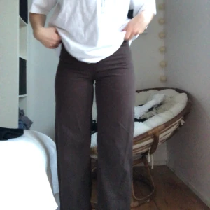 Bruna monki jeans - Slutsålda Bruna jeans från monki modellen Yoko som tyvärr är något små för mig och därför knappt använda, pris kan diskuteras och byter gärna om nån har ett par i större storlek, bud 450