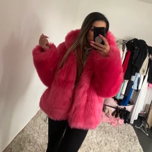 Jacka i fuskpäls  - Strl S . Använd 1 gång . Köpt på Mango för 999