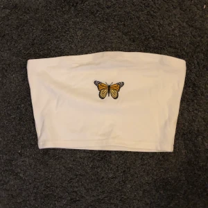 Vit topp med fjäril - Vit tubtopp med fjärilsmotiv