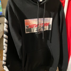 Hoodie med tryck - Svart hoodie med tryck på fram & baksida & armarna! Den är helt felfri. Köpt på H&M för 299kr. Skriv för fler bilder & hur den sitter på. Jätte skön!