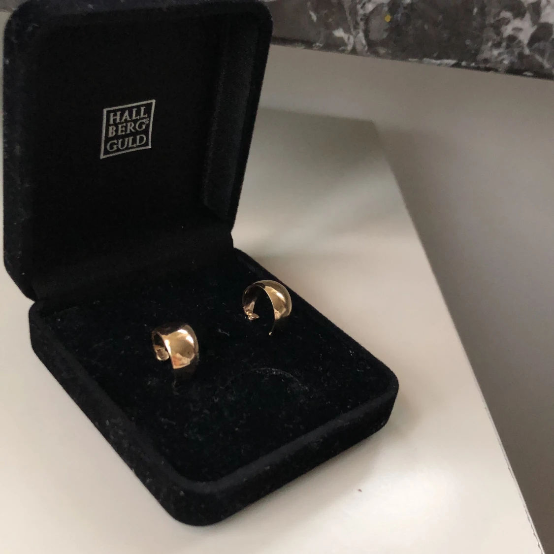 Oanvända guldörhängen 