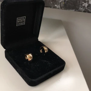 Oanvända guldörhängen  - Aldrig använda:)) små guldörhängen 