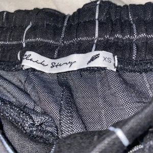 Byxor från New Yorker storlek: XS/32-34  - Säljer ett par byxor ifrån New Yorker inköpt för drygt 3 månader sedan, använda Max 1-2 ggr detta va inget för mig! Djur finns i hemmet, Säljer de billigt då de inte var så dyra att köpa in och vill bli av med dem då de bara ligger och dammar (350kr) dessa passar någon som har lite kortare ben då de inte är så långa. Första gången ja säljer något på denna sidan så uppskattar att folk hjälper mig lite 😊👍🏻