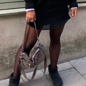 Noella Celina Bag - Säljer nu min Noella Celina Bag, färgen: ”grey, grey”. Inga fläckar och inga slitage. Kan mötas upp men också frakta, köparen står för frakten. Nypris: 649kr💗 BUD: 420kr