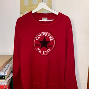 Superskön Tröja - Suuuperskön tröja från Converse! Skönt att ha på sig nu under vintern, i använt skick! 