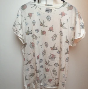  - T-Shirt med tatuering-motiv från Asos, sparsamt använd.