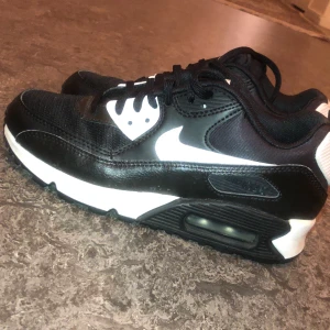 AirMax 90 - Svartvita Airmax 90 i perfekt skick. Endast använd ett fåtal gånger🌸 Pris kan absolut diskuteras, bara att höra av sig.
