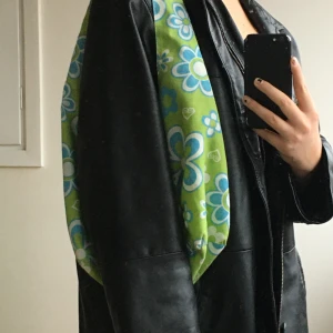 70tals väska vintage - Vintage väska med 70tals vibe, ljusgrön med blåa blommor