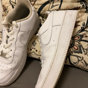 Air forces i stl 38 - ett halvår gamla air forces, i bra skick och väldigt vita