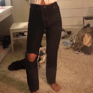 NA-KD raka byxor, hög midja! - Storlek 36/S. Jättefina och är i jättebra skick! Säljer pga för stora för mig! Priset är 70kr + frakt!✨