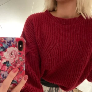 AFOUND TRÖJA  - Röd stickad tröja. Köpt på Afound för 1 år sedan. Använd men är i fint skick, perfekt till vintern! Priset går att distkuteras. Nypris: 200kr 