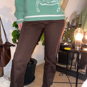 Bruna byxor - Säljer mina bruna byxor köpta secondhand men de hade kvar prislappen när de köptes så de har bara blivit använda av mig och då endast 1 gång. 