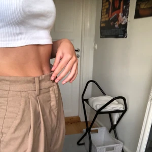 Beiga byxor - Jättefina beiga tygbyxor! Inte använda mycket men har en litet svart märke på käet, ser dock inte det så tydligt men tror det går att ta bort. Sitter jättebra på mig som är S. Liten i midjan så passar nog bäst för XS/S och kanske M! Nypris ca 299kr