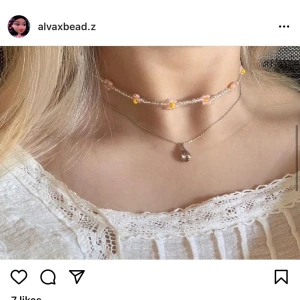 Blommigt pärlhalsband💕🖤 - Jättefint blommigt halsband, kort som en choker! Kan dock göra längre om så önskas💜 Bilden är tagen från min pärlinstagram💓