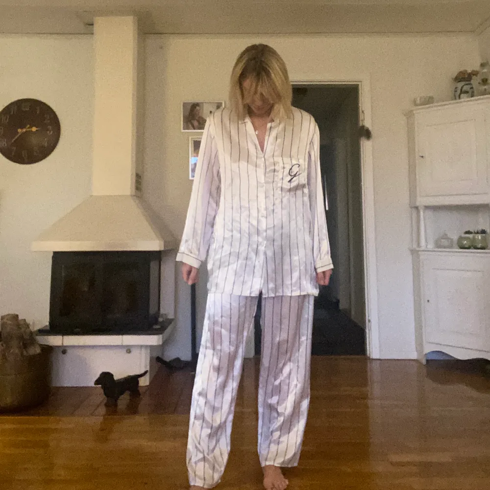 Ett pyjamas-set som aldrig används av mig och bara legat i garderoben. Loose, satin och hög i midjan. ⚡️⚡️GRATIS FRAKT⚡️. Övrigt.