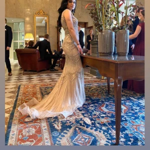 Elegant klänning  - Använd endast vid ett tillfälle                              original priset 10 500:- 