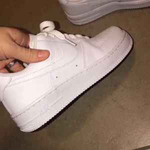 Air force 1s AF1s - Säljer mina helt oanvända airforce 1s pga fel storlek. Skorna är i storlek 37,5. Kan mötas upp i stockholm. Vid snabbt köp kna pris diskuteras
