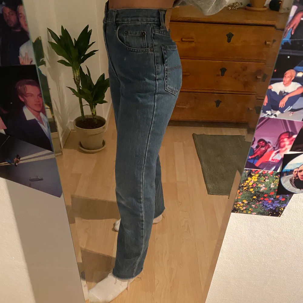 snygga raka jeans från Something! hittar ingen stl men skulle gissa på en 25/32, är dock avklippta längst ned men passar mig som är 163. Jeans & Byxor.