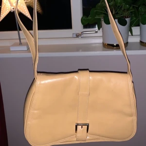 Väska - Snygg skinnväska som knappast är använd! Går att förlänga och säkert att kapa av banden mer! Pris 80 kr + frakt🤍