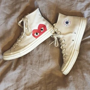 Converse x Comme Des Garçon - I princip nya/oanvända vita Chuck Taylor high Comme Des Garçon Converse med klassiska designen | Budgivning i kommentarer, startar på 1000kr