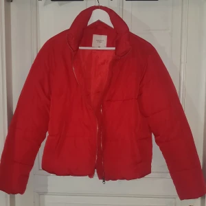 Vinterjacka - Röd vinterjacka, endast använd 1 gång, strl M men sitter som en S + frakt 63💘.         (Budgivning avslutas 4 dec kl 18:00)