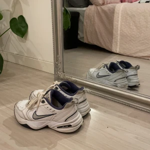 Nike Monarch IV - Säljer mina ÄLSKADE Nike Monarch då jag har köpt mig ett par nya! Dessa är cirka 2 år gamla och jag har använt dom väldigt mycket så det finns lite slitningar på insidan vid hälen bland annat! Nypriset var 549:- men priset kan diskuteras då dom är välanvända!