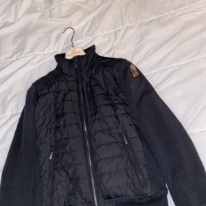 Parajumper Elliot - Parajumper Elliot funkar som en lätt jacka. Priset kan diskuteras 