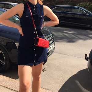 Klänning i mörkblått manchestertyg  - En söt klänning i mörkblått med silvriga knappar köpt på Urban Outfitters. 