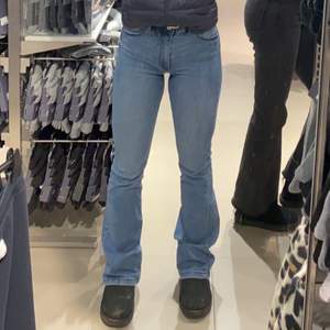 Säljer nu mina sjukt snygga och bekväma bootcut jeans. Så snygga och passar till alla tillfällen. De är använda en del men i gott skick💜