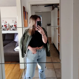 Militärgrön jacka  - Så fin militärjacka i fint skick som inte används längre utav mig:( 