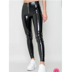 Lackbyxor - Super snygga lackbyxor tillverkade av polyester (95%) och elastan (5%). Använda enbart 1 gång. Uppsydda i längden (benen) och passar dem som är runt 160cm. Är i superbra skick! Storlek M. 