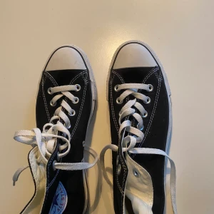 Converse  - Knappt använda som ni kan se på bilden. Ser nästan ut som nya! Frakt ingår