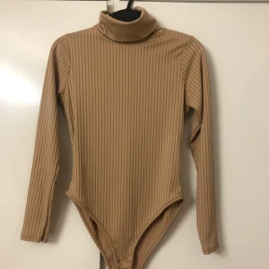 Ribbad beige  tröja - Ribbad beige tröja, superfin!😍 storlek 38. Aldrig använd!