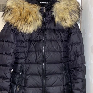 Vinterjacka från rockandblue - rockandblue vinterjacka i storlek 38 men passar som 36. Jag har endast använt den 1 vinter. Original pris 2000 kr och jag säljer den för 1000 kr.