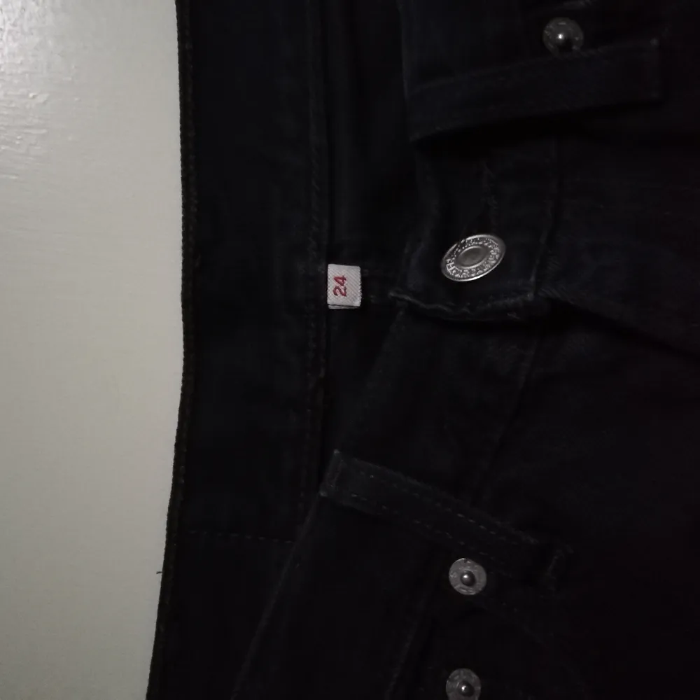 Levi's jeans köpta secondhand, raka med lite vidare ben som går ihop lite vid benslutet. Märkta storlek 24 men passar nog snarare 26 eller 27. Är mycket stora på mig som vanligtvis har 24 j jeans från levi's. . Jeans & Byxor.