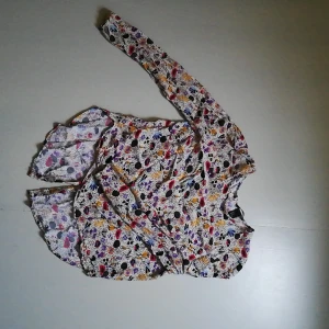 Blus strl 40 - Mönstrad blus från H&m, strl 40. Längre i bak och knäppning på baksidan. 