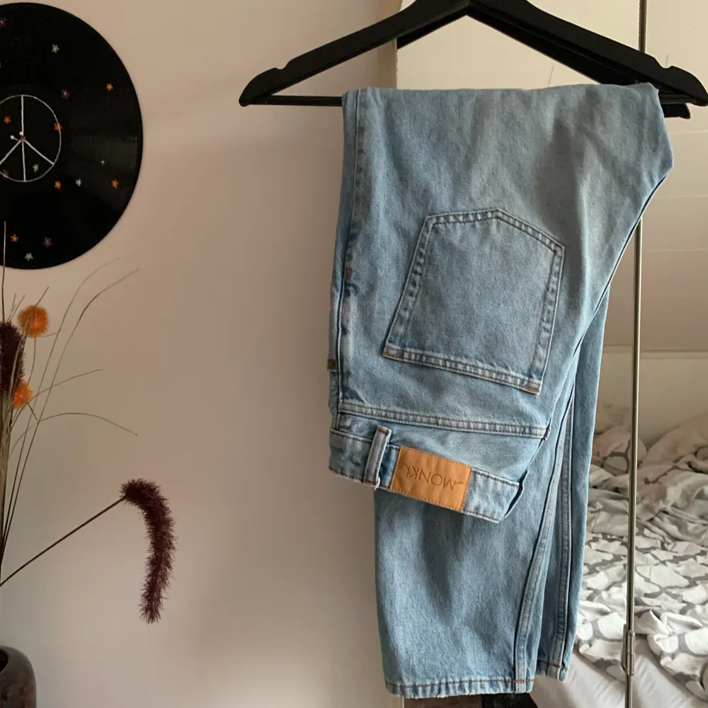 Ljusa jeans från monki i modellen taiki. För små för mig. Köparen står för frakt💞. Jeans & Byxor.