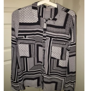  - Blus i nyskick. Nypris 250. Säljes för 150
