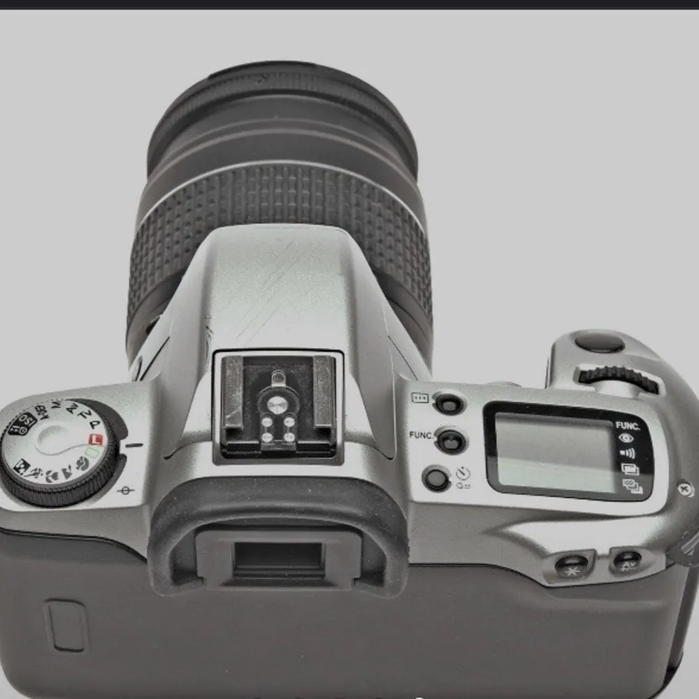 En Canon EOS 500n för film + EF 28-80 mm. Bra kamera för nybörjare som vill fota analogt. Fint skick och säljer pga har en likadan och råkade köpa en likadan. Har tyvärr inga exempelbilder. Laddas med 2 batterier som går att köpa i vanlig butik. Frakt 79 kr. Övrigt.