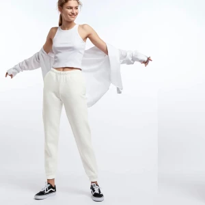 Vita mjukisbyxor - Vita mjukisbyxor från ginatricot i slt. XL, använda bara några gånger