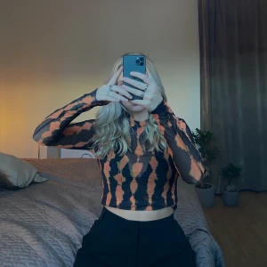 Topp - Mesh topp från Weekday som aldrig är använd, prislapp finns kvar 💘 frakt tillkommer. 