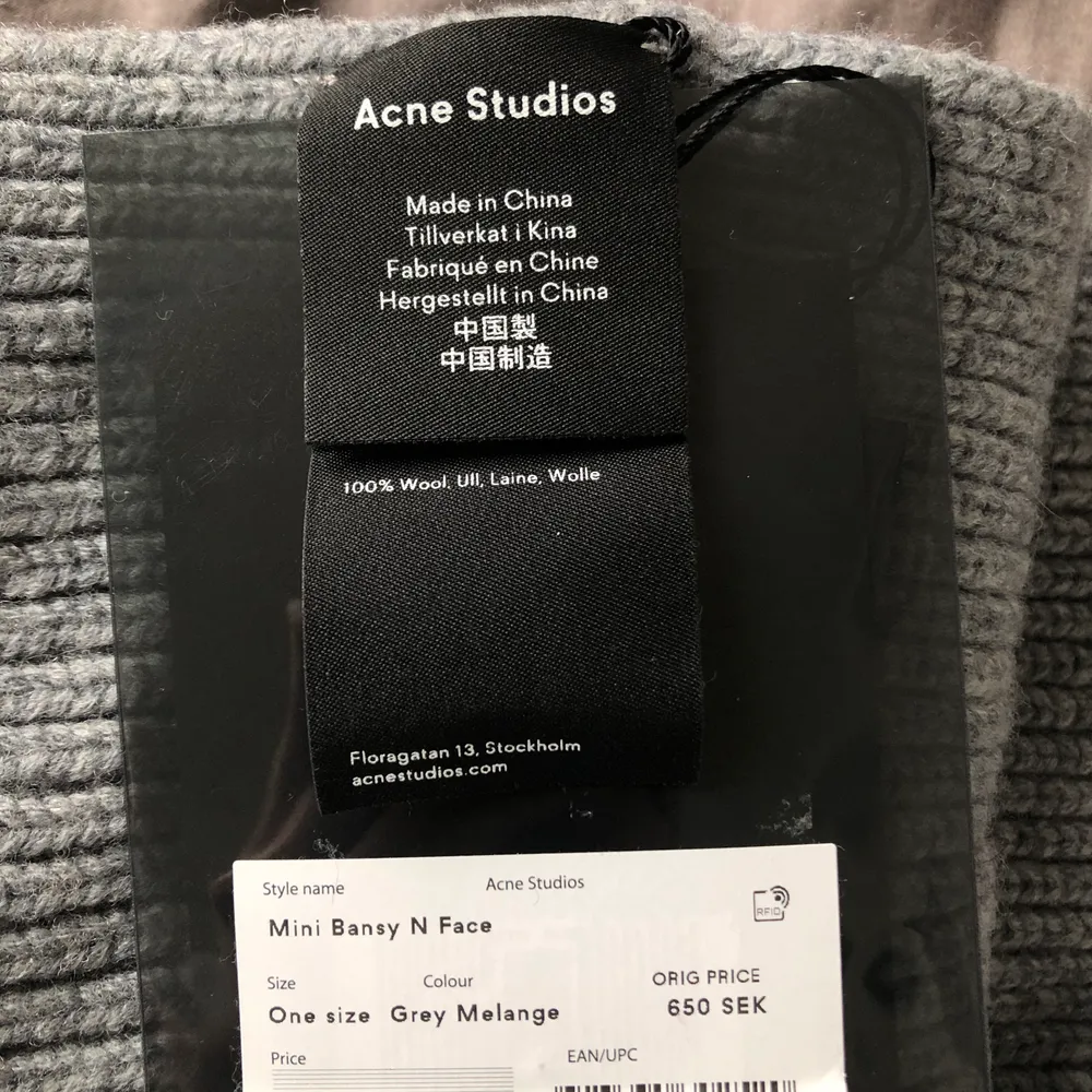 Helt ny superfin och mjuk grå halsduk/scarf från Acne! Köpt för 650kr. Möts i Stockholm eller betalar köparen frakt 🥰 . Accessoarer.