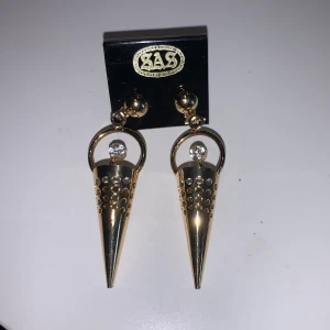 Örhängen  - Guldiga örhängen med stenar 