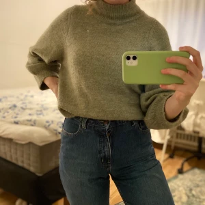 Grön stickad tröja - Såå skön tröja från Gina Tricot. Har bara använts några fåtal gånger och är som i nyskick. Strl är XS men passar även S. Tröjan är mycket bekväm och sticks inte. Frakt tillkommer💚