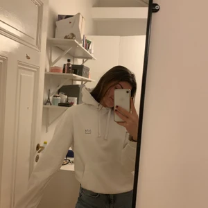 Hov1 Hoodie - Vit hov1 hoodie, med ett litet märke fram och tryck på ryggen. Köpt för ett år sen men sparsamt använd. Köpt för 600kr. 